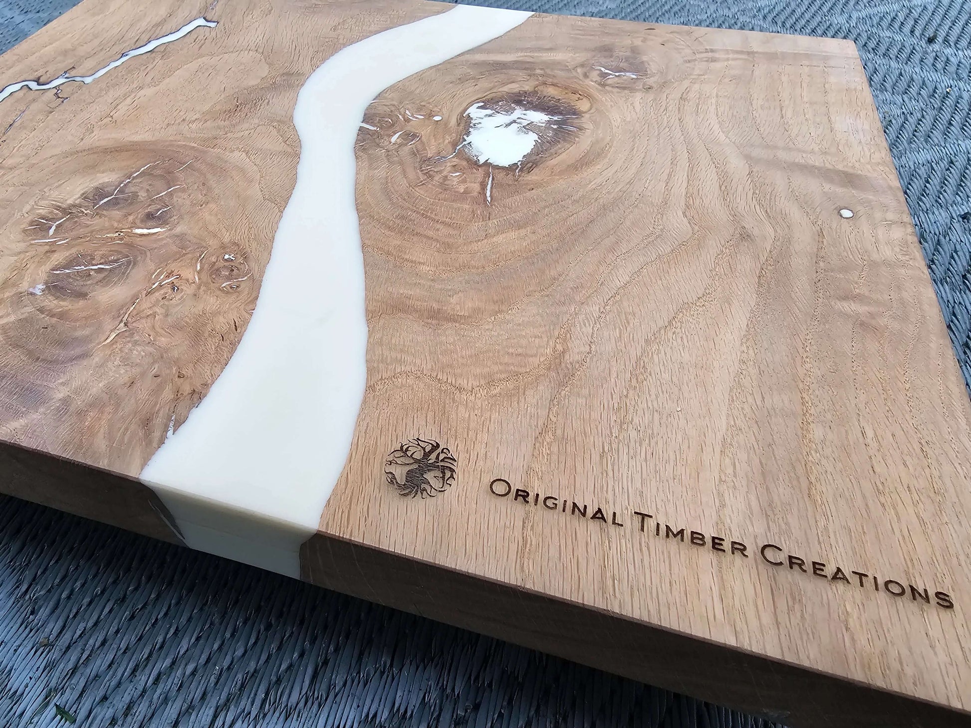 chopping board Oak Resin River – Handmade White Inlay 382x295mm