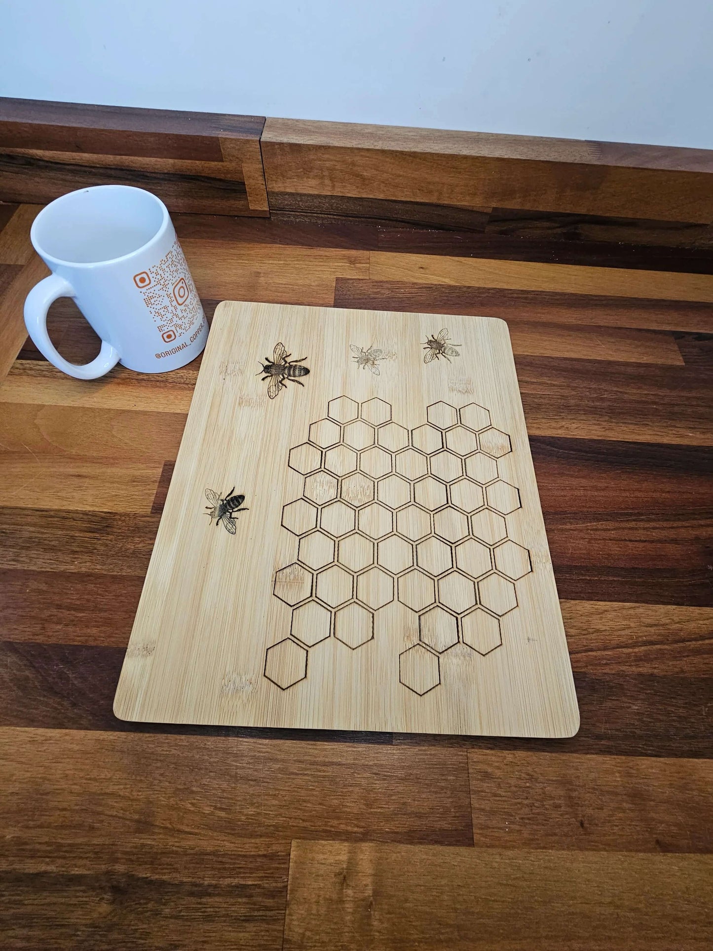 Chopping Board – Bee & Honeycomb Engraved Design
