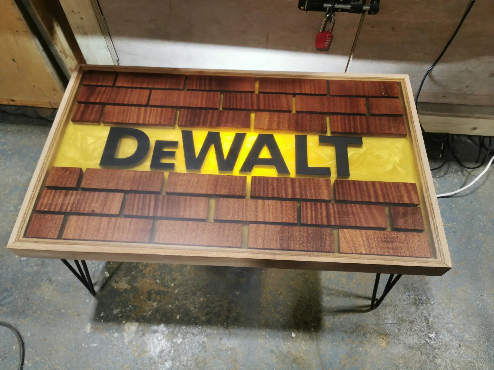 table DeWALT Resin Coffee Table – Handmade Oak & Sapele Epoxy Table