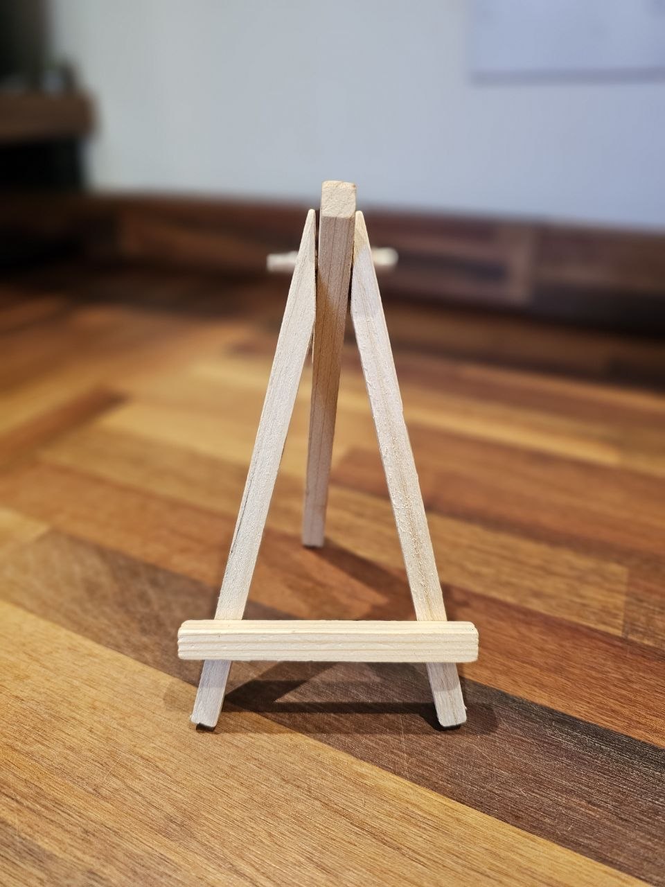 Wooden easel stand